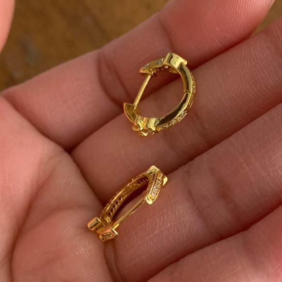 NWOT Disney Mickey Mouse & Minnie Mouse Sparkling Hoop Earrings Gold - Picture 5 of 9